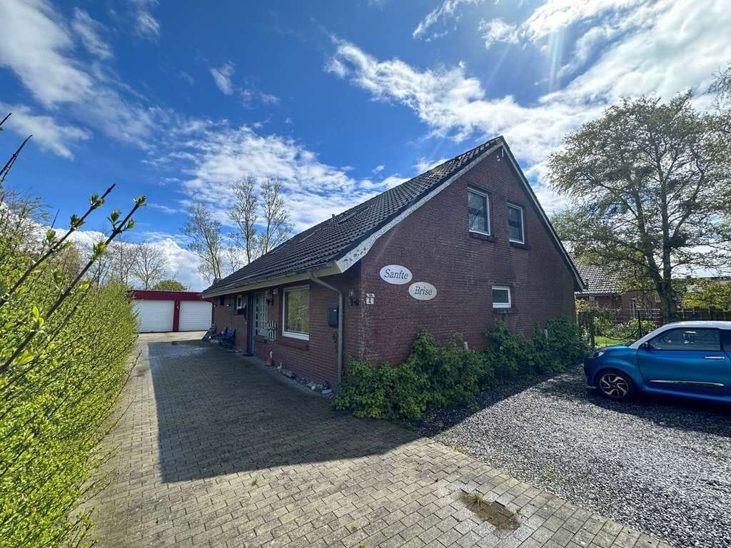 Immobilie in Bosbüll - Mehrfamilienhaus bei Dagebüll - 3 Wohneinheiten unter einem Dach vereint mit großer Doppelgarage.  - Bild 2
