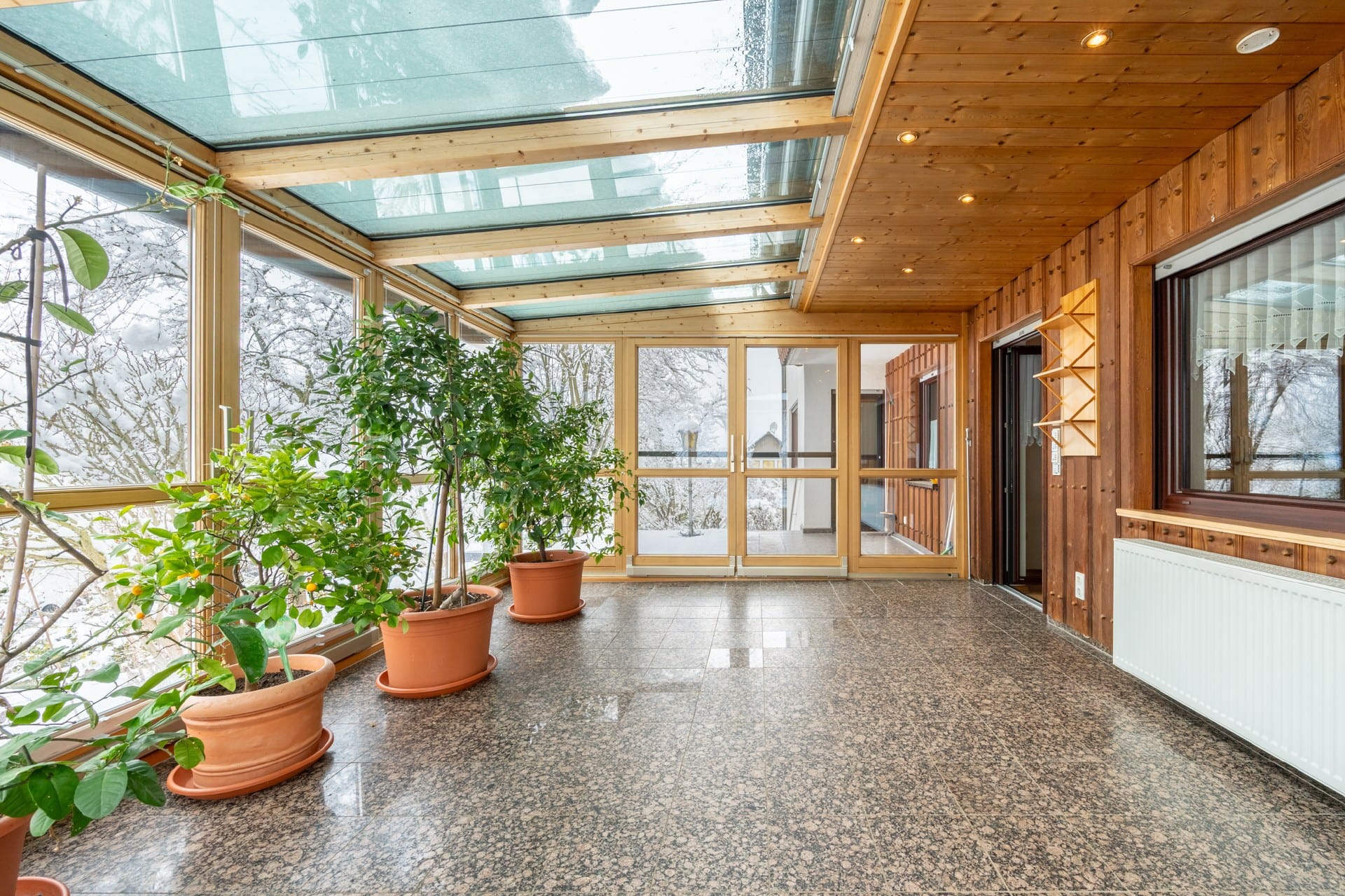 Immobilie in Au in der Hallertau - AIGNER - Großes Zweifamilienhaus mit Eckgrundstück und Ausblick in ruhiger Lage - Bild 1