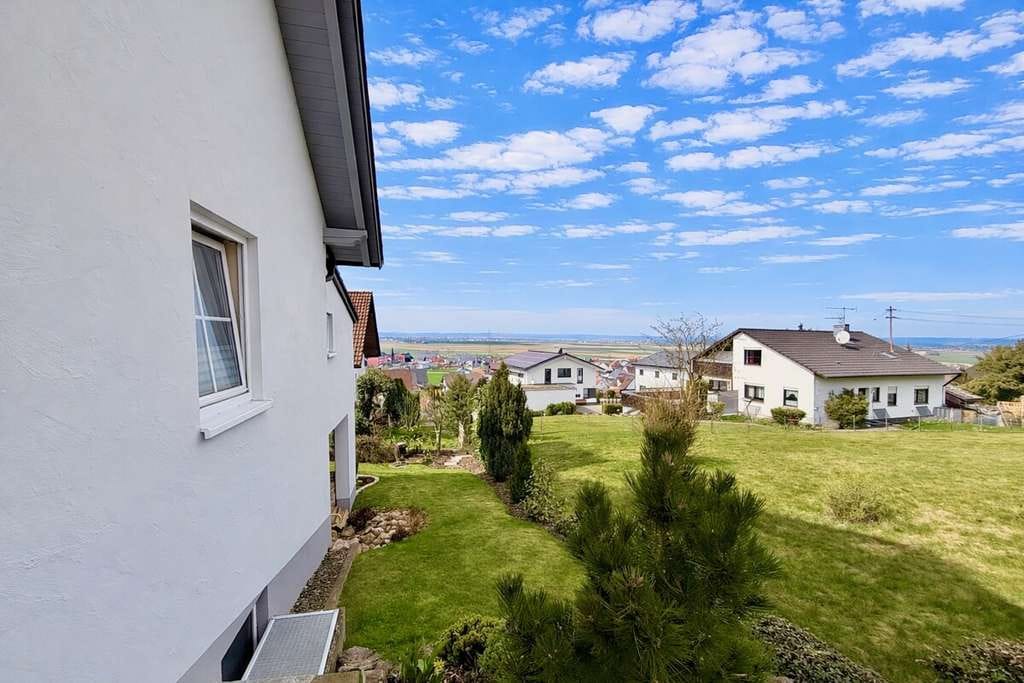 Immobilie in Boos - Sehr gepflegtes Einfamilienhaus in Boos mit Einliegerwohnung, Garage und wunderschönem Ausblick! - Bild 3