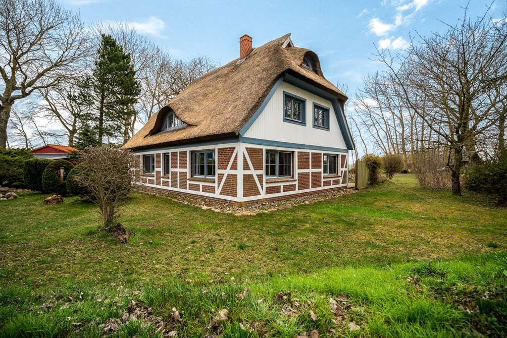 Immobilie in Ummanz - Zeitlose Inselarchitektur trifft modernen Wohnkomfort – Ein Wohntraum auf Ummanz - Bild 1