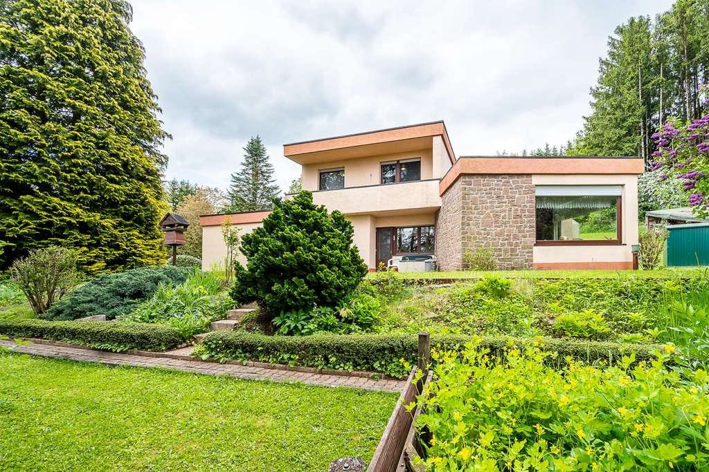 Immobilie in Kyllburg - Bungalow mit Staffelgeschoss in Kyllburg I Kubische Bauweise I Parkähnliches Grundstück - Bild 1