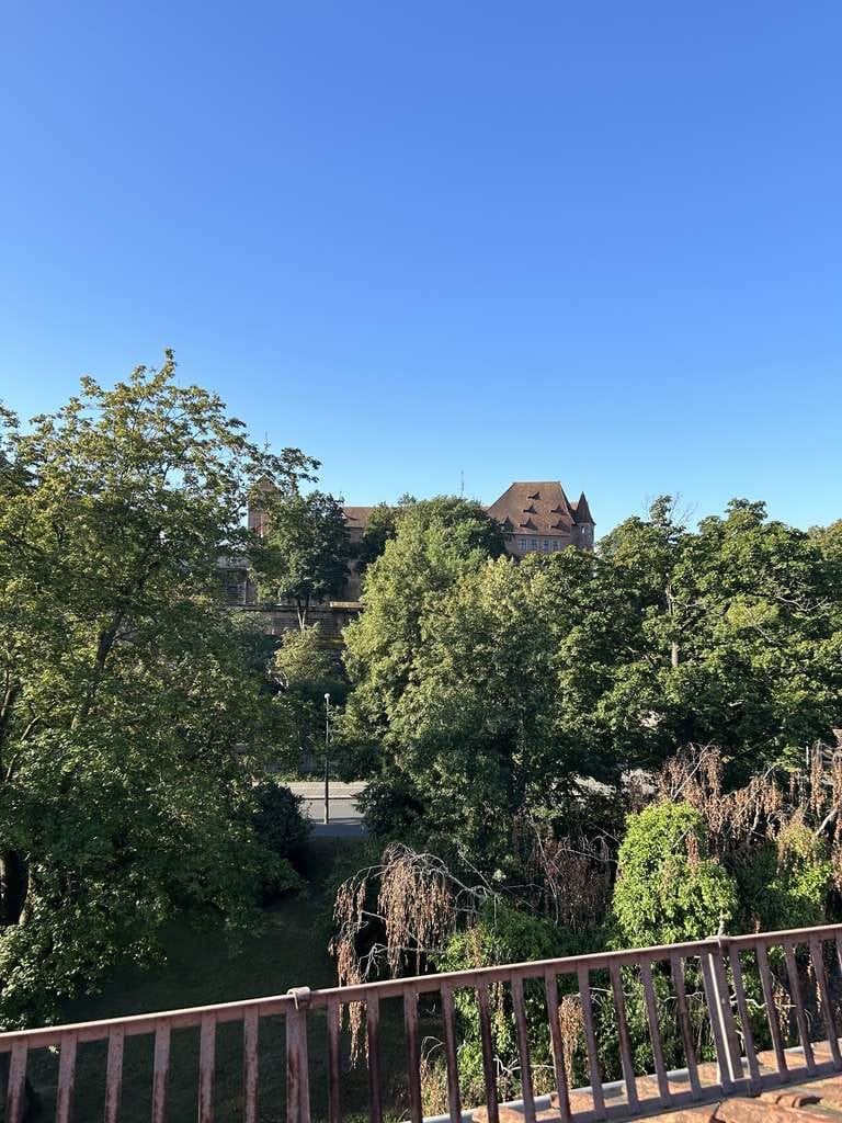 Immobilie in Nürnberg - Dachgeschosseinheit mit Burgblick (Teileigentum) und Einzelgarage - Bild 2