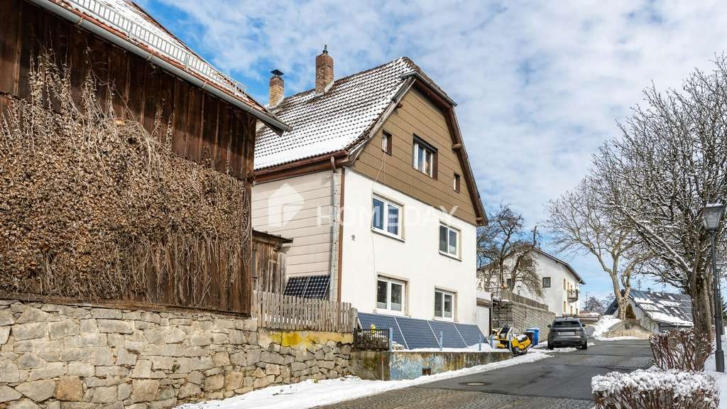 Immobilie in Tittling - Raum für Generationen – Teilsaniertes Zweifamilienhaus mit Innenhof und Scheune
 - Bild 1