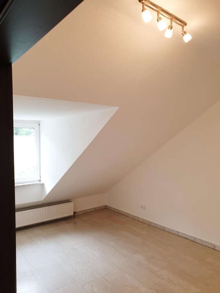 Immobilie in Ravensburg - Pfiffig * Bezugsfrei * Modernisiert - 2 Zi.-Wohnung im DG mit 2 PKW-Außenstellplätze! - Bild 1