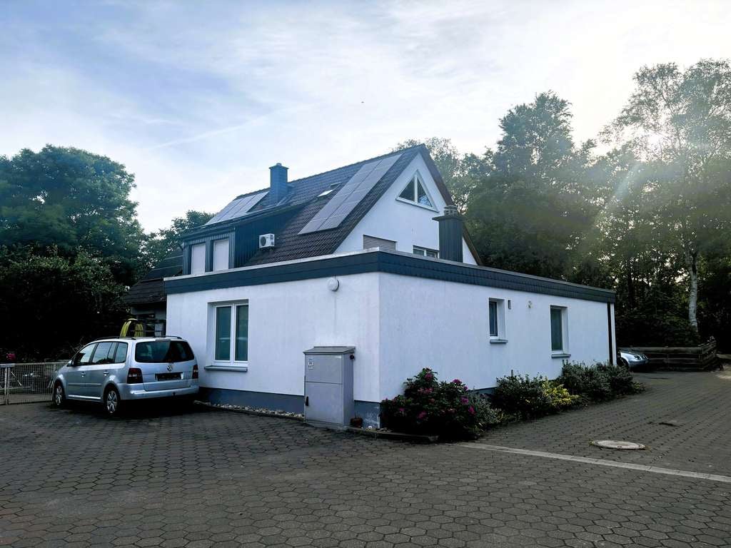 Immobilie in Sassenburg - Komplettangebot in Sassenburg: Zweifamilienhaus mit großem Grundstück & zusätzlicher Flächenreserve  - Bild 0