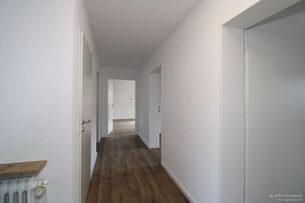 Immobilie in Aurachtal - Einziehen & Wohlfühlen – großzügiges Einfamilienhaus 
mit Garten, ideal für Familie, Großfamilie &  - Bild 2
