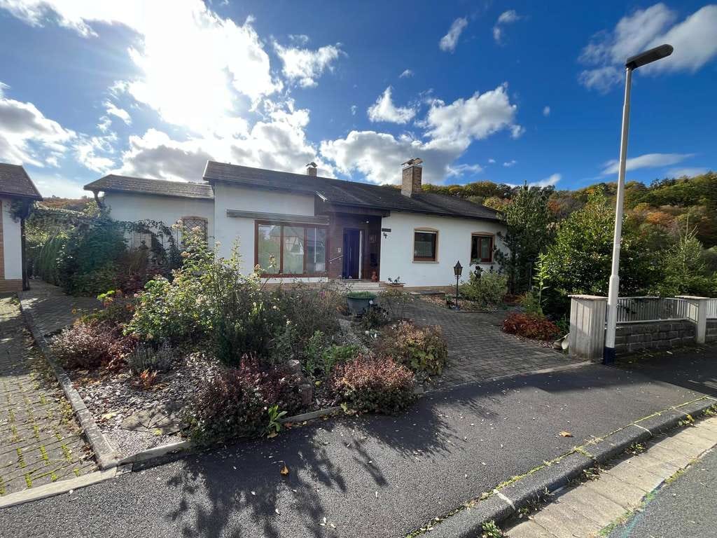 Immobilie in Braunfels - Großzügiges Einfamilienhaus mit zwei Doppelgaragen und einem großen Garten mit Obstbäumen - Bild 0