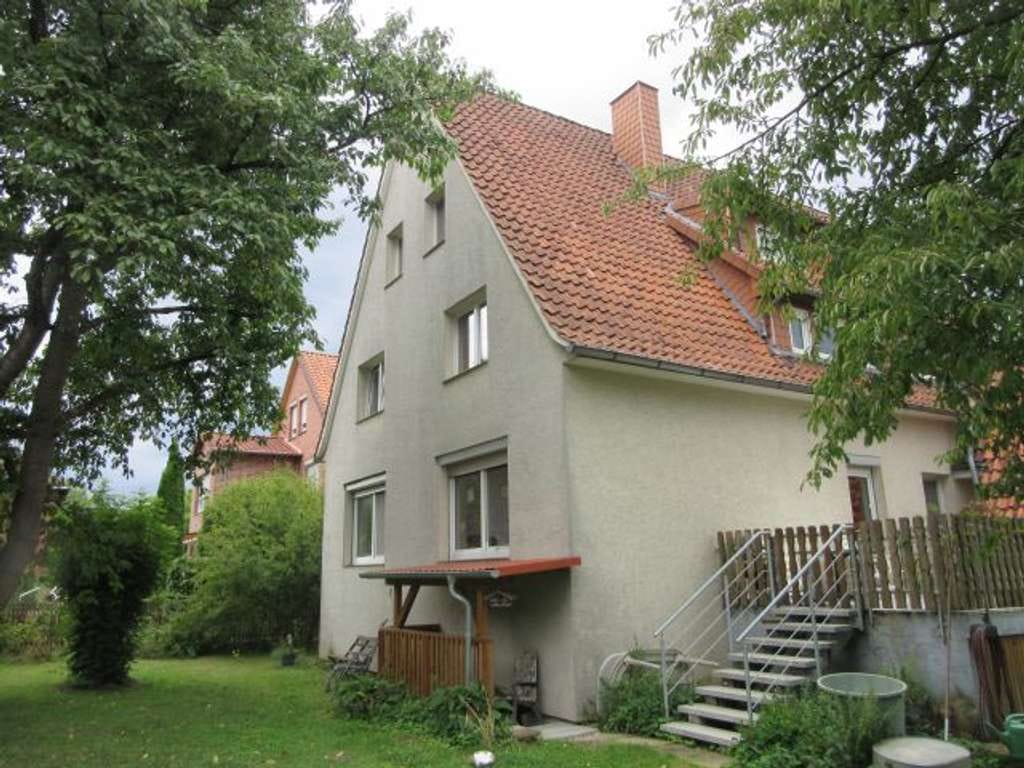 Immobilie in Wennigsen (Deister) - Komplett modernisierte 3,5-Zimmer-ETW in Vierfamilienhaus mit 2 Stellplätzen und großer Gartenfläche - Bild 0