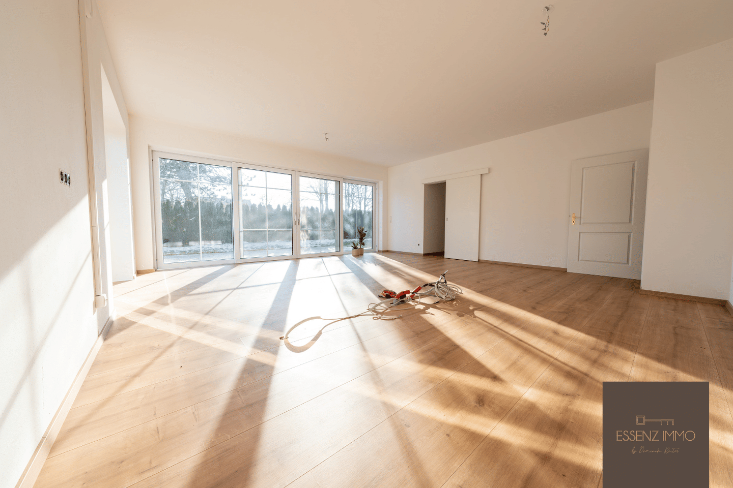 Immobilie in Neuburg an der Kammel - ESSENZ DES FAMILIENLEBENS | Großzügiger Fünf-Zimmer-Bungalow in Neuburg an der Kammel zu verkaufen | Augsburg und Günzburg in der Nähe - Bild 1