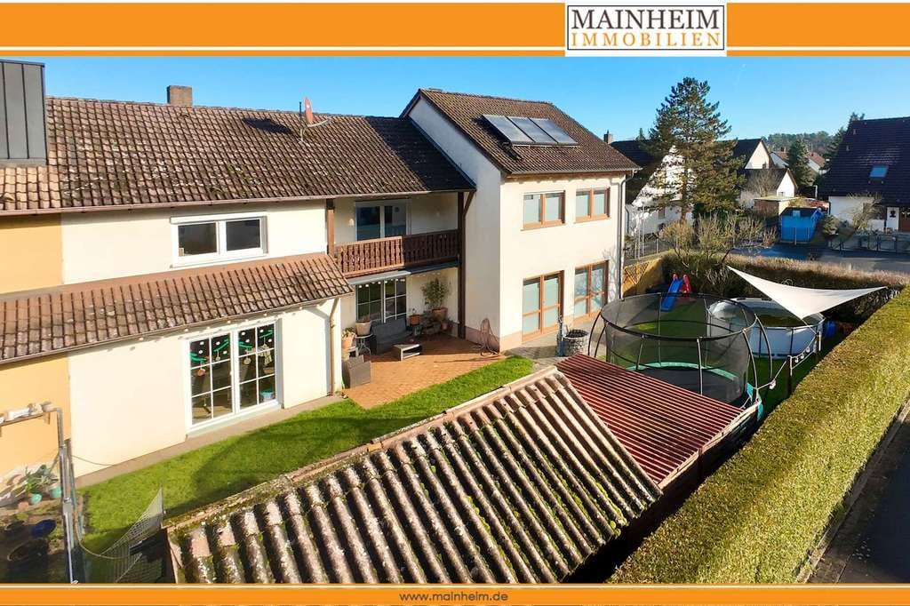 Immobilie in Stockstadt am Main - Viel Raum für Familie und Leben: Zweifamilienhaus in beliebter Wohnlage in Stockstadt - Bild 0