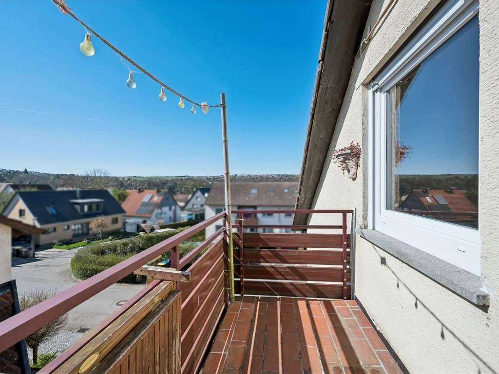 Immobilie in Neckartenzlingen - Charmante 4-Zimmer-Wohnung mit sonnigem Balkon, Stellplatz und eigenem Garten in Neckartenzlingen - Bild 1
