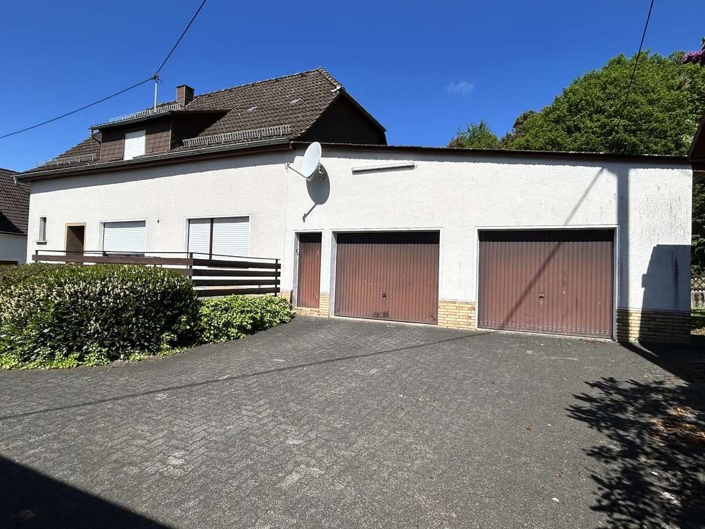 Immobilie in Oberdreis - Oberdreis, Großes Einfamilienhaus mit 3 Garagen und großem Grundstück - Bild 4