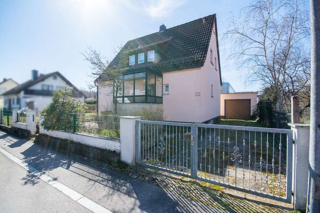 Immobilie in Rednitzhembach - ***HANDWERKER AUFGEPASST: HAUS MIT POTENZIAL + 716 QM   GRUNDSTÜCK*** - Bild 0