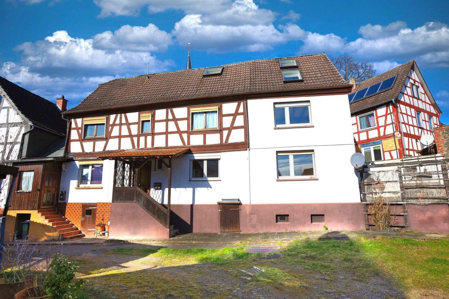 Immobilie in Hammersbach - Charmantes Einfamilienhaus mit Nebengebäude und Garten - Bild 0