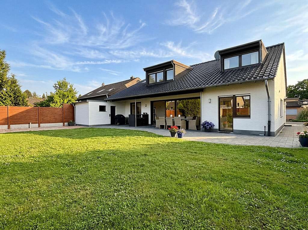 Immobilie in Niederkrüchten - Einziehen & wohlfühlen: Großzügiges Einfamilienhaus mit Terrasse & Garten - Bild 0