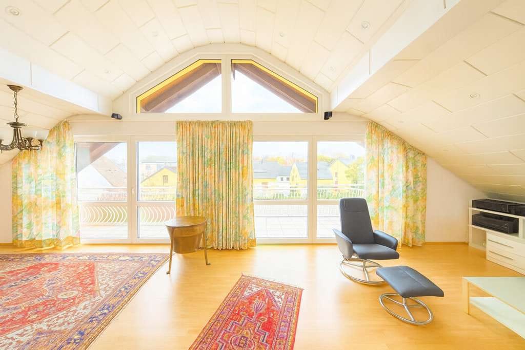 Immobilie in Brechen - Sofort bezugsfrei! - Vielseitig nutzbares Wohnhaus mit Garten, Aufzug und Terrasse - Bild 4