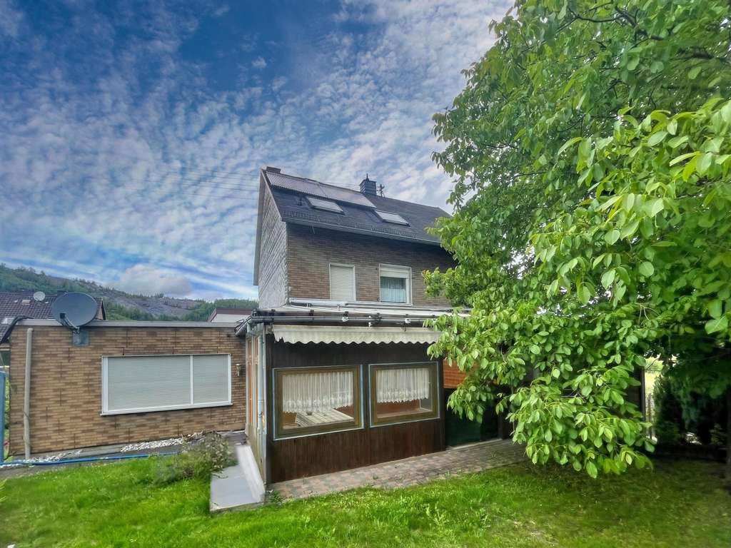 Immobilie in Herdorf - Geräumiges Ein/Zweifamilienhaus in ruhiger Seitenstraße von Herdorf! - Bild 0