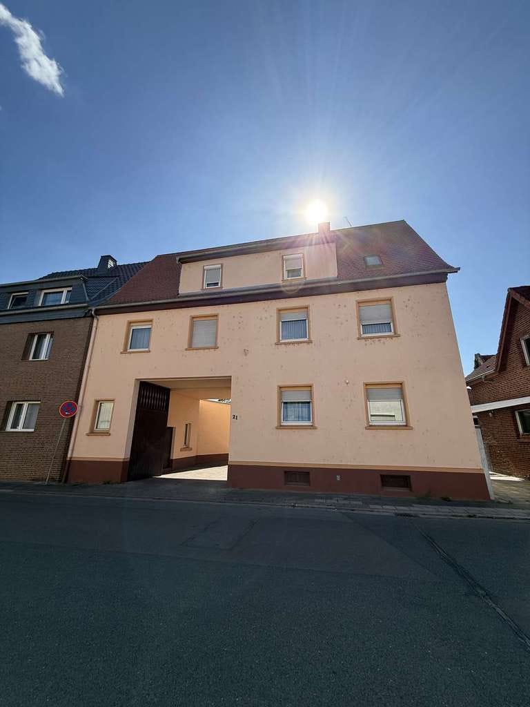 Immobilie in Trebur - Charmantes Dreiparteienhaus mit Scheune und großem Garten in Geinsheim - Bild 1