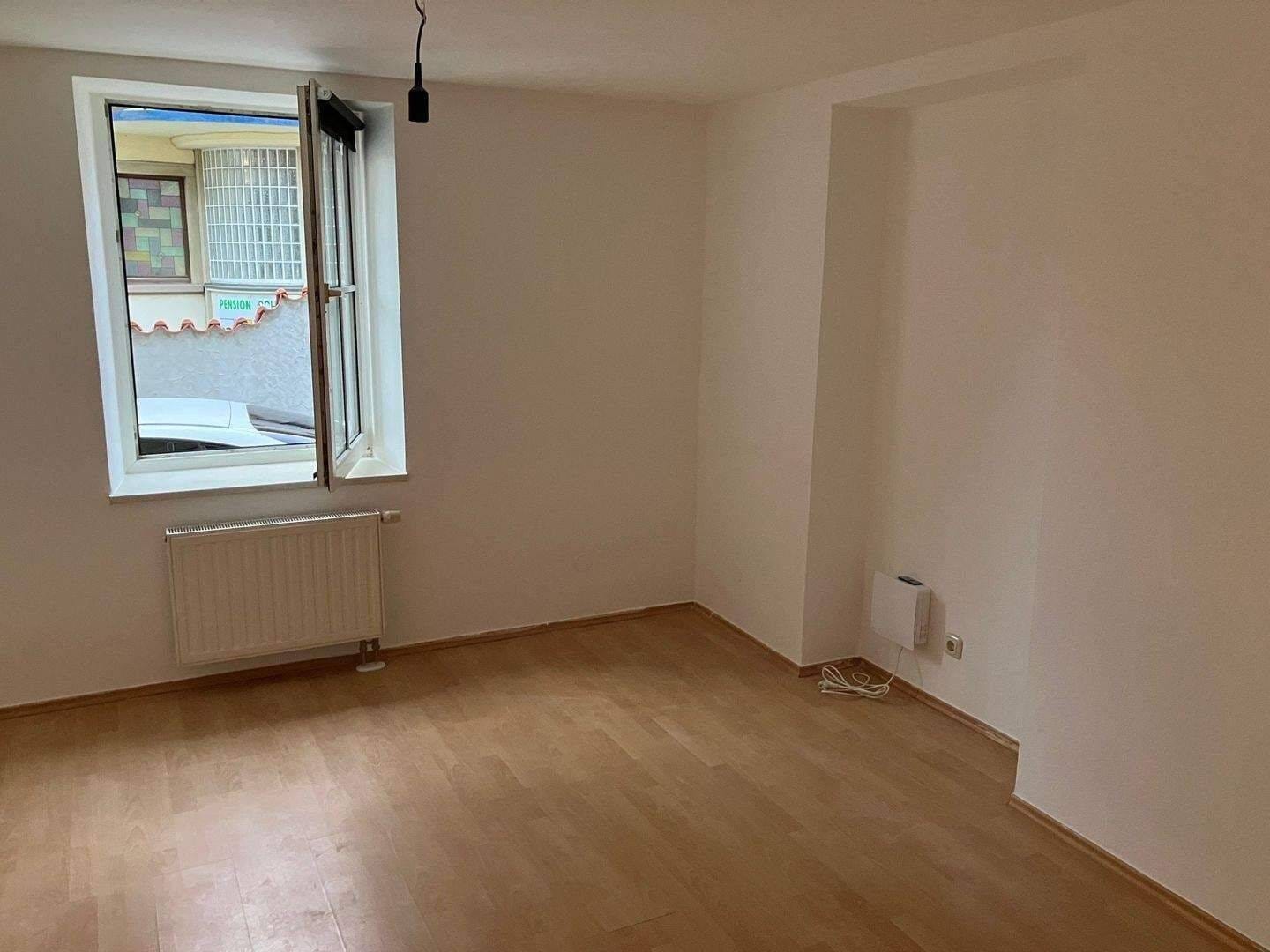 Immobilie in Bergtheim - Schöne Wohnung, 3 Zimmer, energetisch saniert Effizienz C = 95 kWh/(m²a), Wfl. 95 qm, große Terrasse ca. 21 qm, Einbauküche, Bad m. Wanne + Dusche - Bild 3