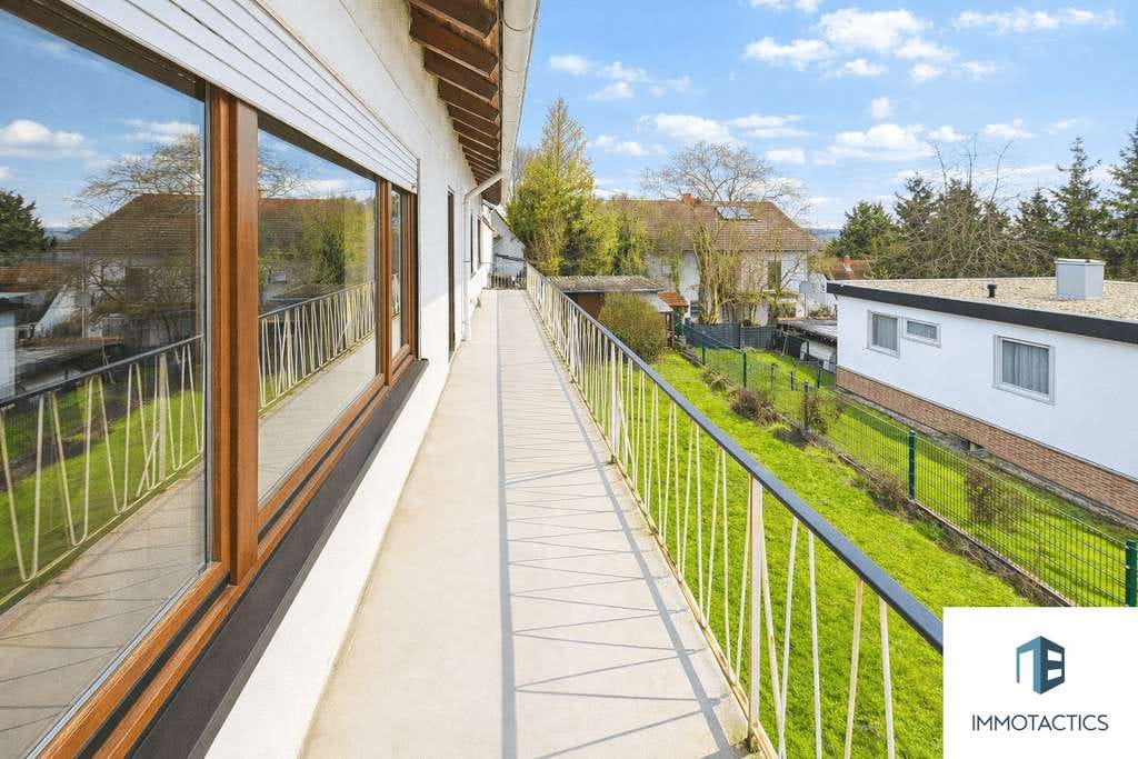 Immobilie in Langenlonsheim - Einfamilienhaus mit zwei Balkonen, Terrasse, Garten, Garage und Werkstatt in Langenlonsheim - Bild 4