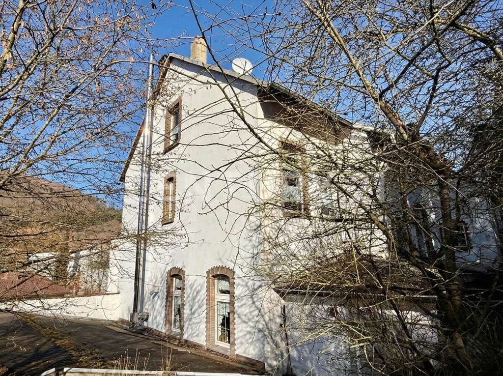 Immobilie in Leimbach - Villa-Charm trifft Motorsport-Leidenschaft: Großes Anwesen mit Baupotenzial nahe dem Nürburgring - Bild 2
