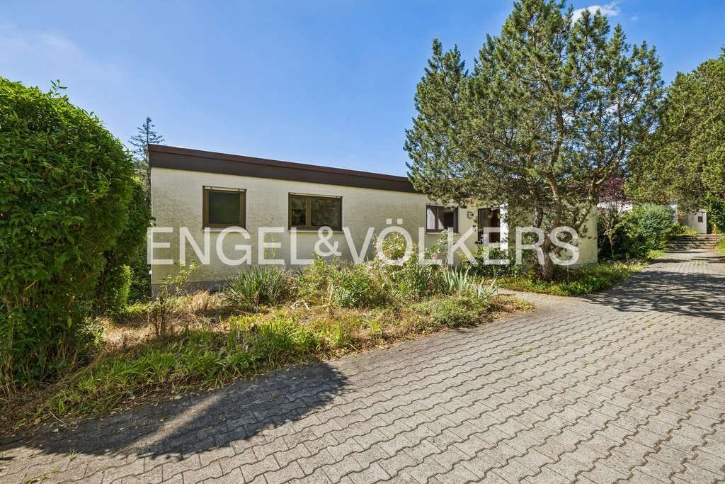 Immobilie in Heidenheim an der Brenz - Wohnen am Waldrand: Großzügiger Reiheneck-Bungalow mit viel Potenzial - Bild 0