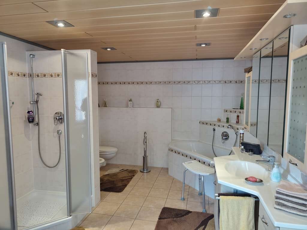 Immobilie in Reut - Einfamilienhaus mit viel Wohnfläche in ruhiger Wohnlage von Tann - Bild 1