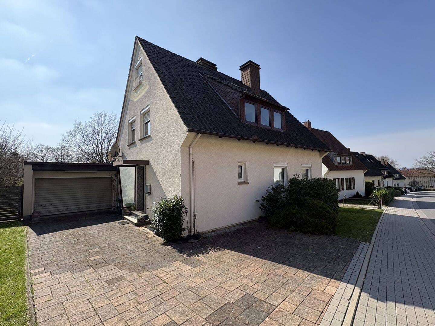 Immobilie in Barntrup - Flexibel nutzbares Zweifamilienhaus in bester Lage - Bild 1