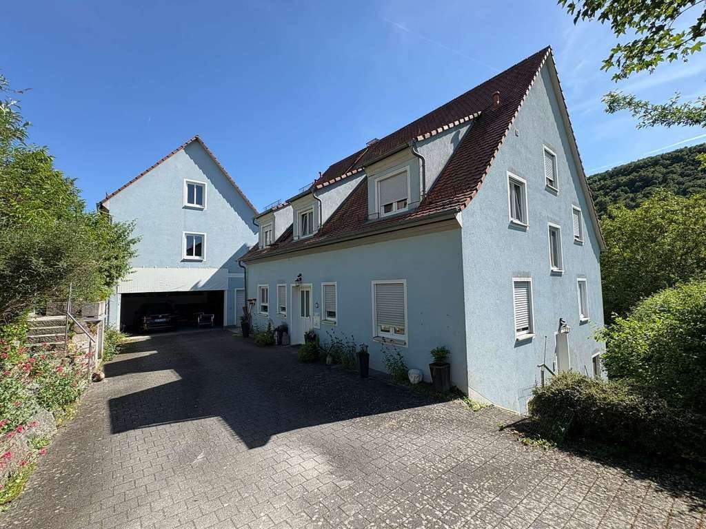 Immobilie in Wiesenttal - Hochwertiges Einfamilienhaus mit Atelier, Garagengebäude und angrenzender Naturfläche - Bild 0
