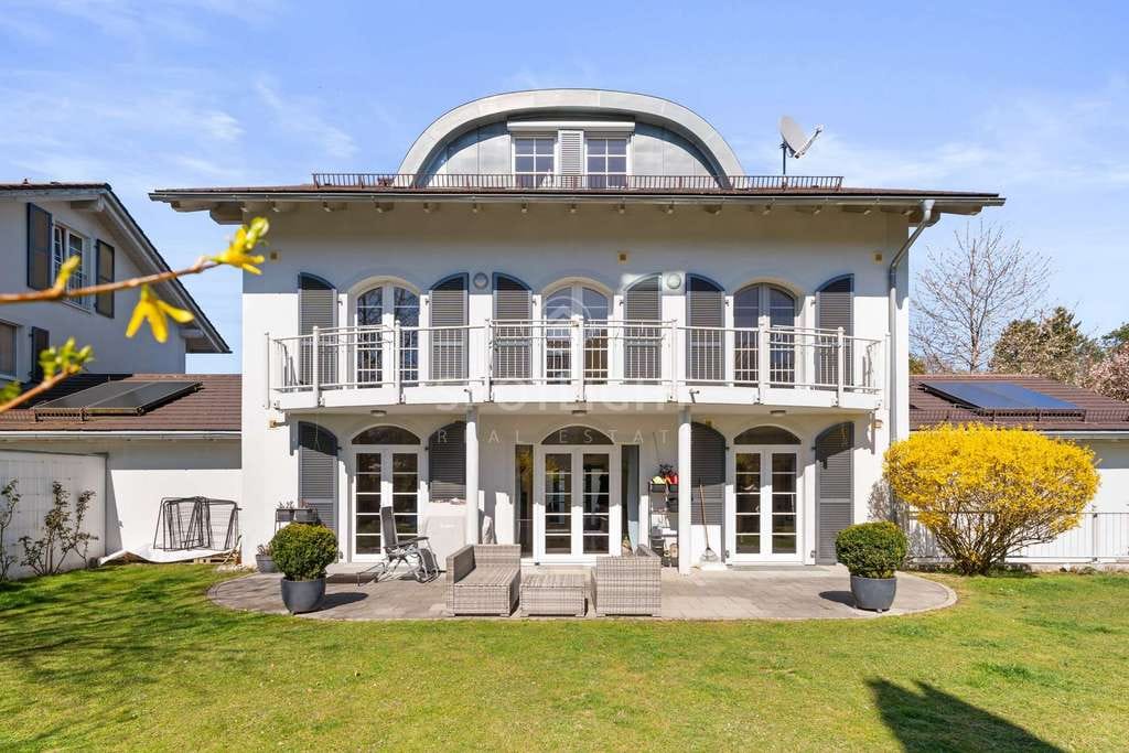 Immobilie in Straßlach-Dingharting - Neuwertige Familienvilla mit Südwestgarten in ruhiger Top-Lage von Straßlach - Bild 0