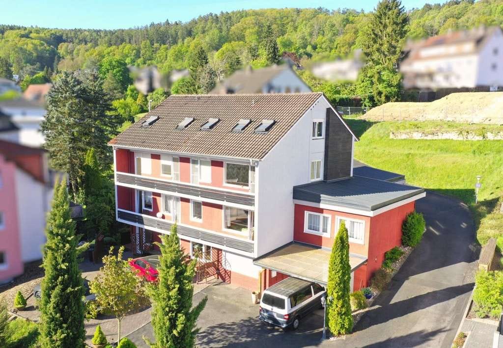 Immobilie in Bad Orb - Mehrfamilienhaus mit Gewerbe-Praxis-Fläche in Bad Orb – Renditeobjekt mit 4 Einheiten + Gewerbefl. - Bild 0