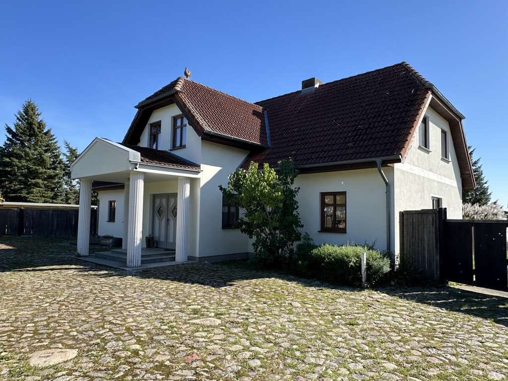 Immobilie in Blesewitz - Gutshaus mit 10.000 m² Land in idyllischer Lage bei Anklam - Bild 2