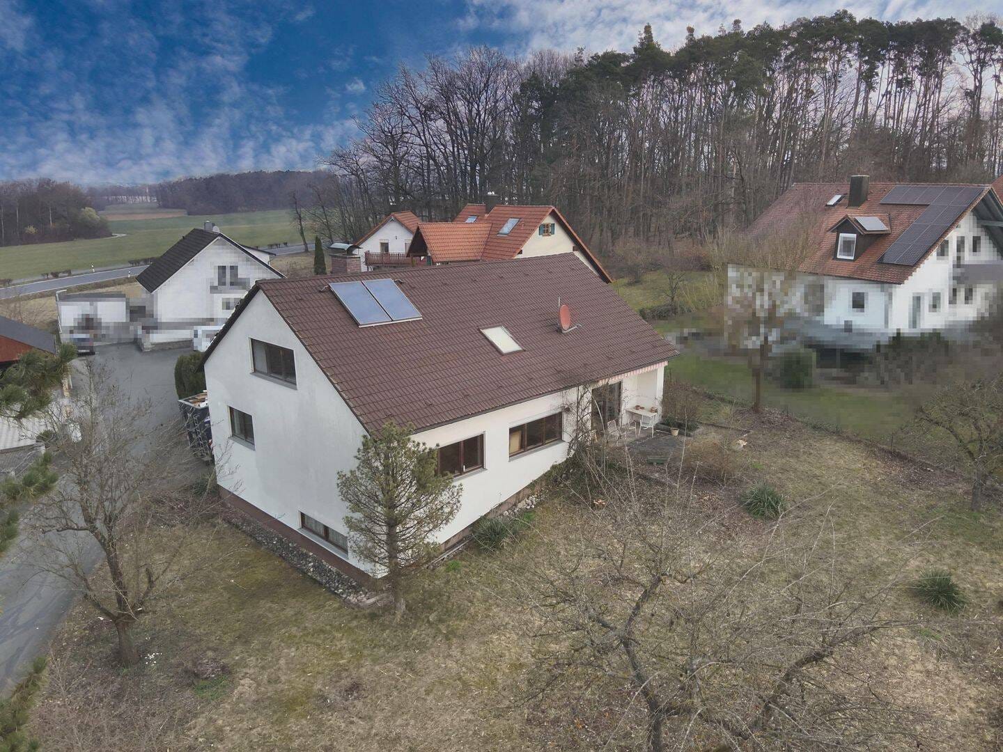 Immobilie in Hallerndorf - Viel Raum zum Leben: Einfamilienhaus mit großzügigem Grundstück - Bild 1