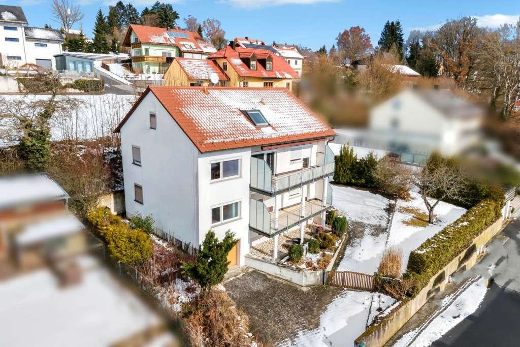 Immobilie in Pressath - Fernsicht geboten! Gepflegtes Dreifam.-Haus mit zwei Garagen und Carport - Bild 1