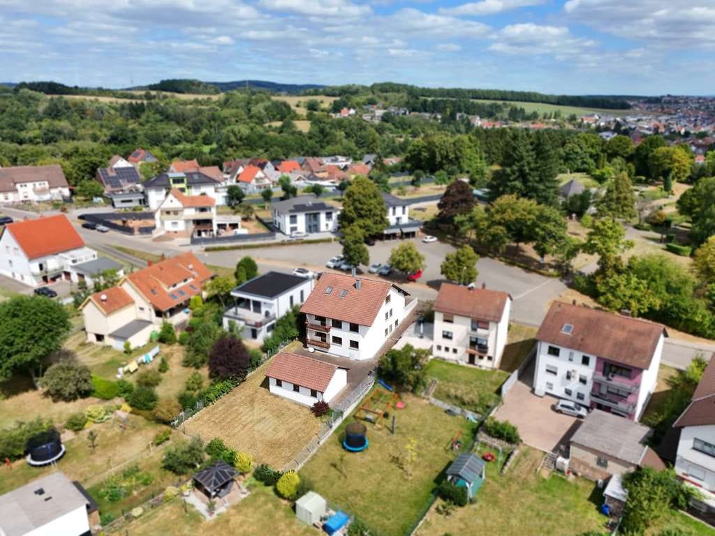 Immobilie in Schönenberg-Kübelberg - Mehrfamilienhaus mit drei Wohneinheiten, Garagen und Garten - Bild 2