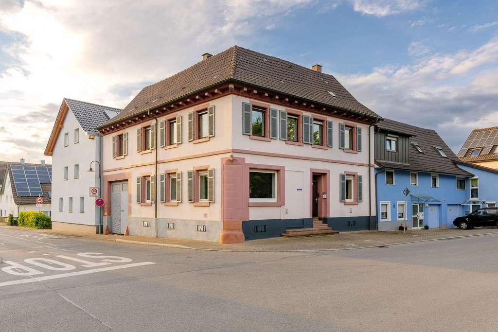 Immobilie in Ringsheim - Wohnhaus aus dem 18. Jahrhundert mit Gewölbekeller, Innenhof & beeindruckendem Dachstuhl - Bild 1