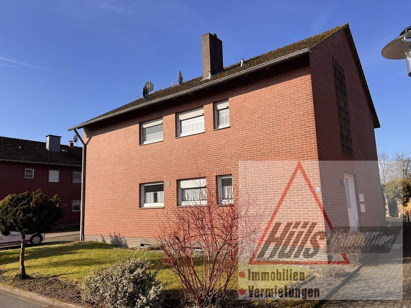 Immobilie in Lienen - Gepflegtes Zweifamilienhaus mit großem Grundstück, Keller & Doppelgarage in ruhiger Lage - Bild 0