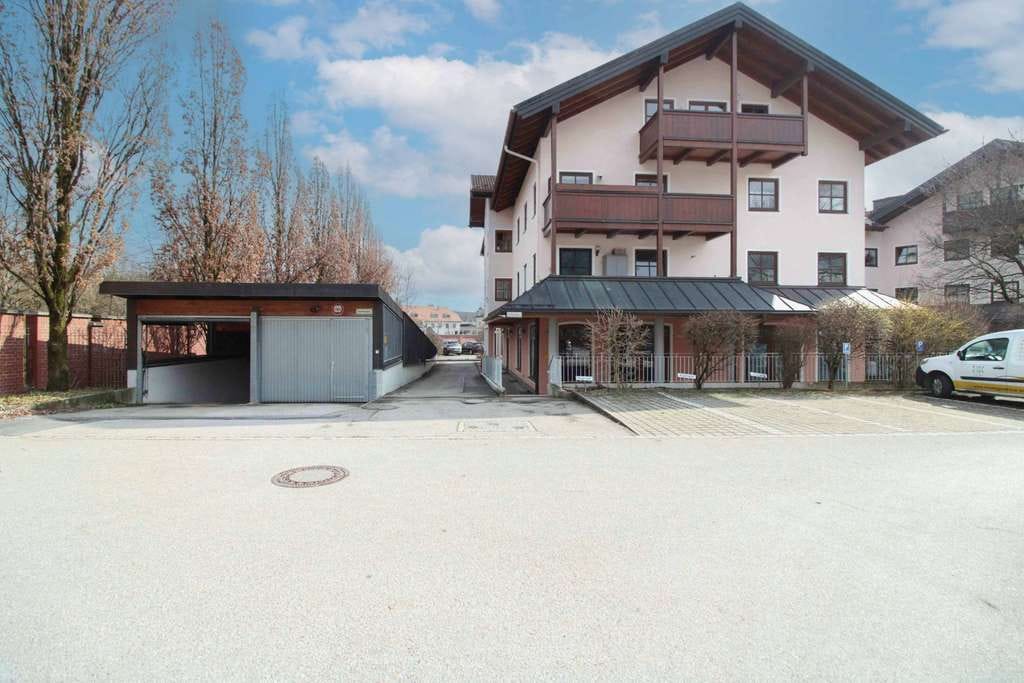 Immobilie in Feldkirchen-Westerham - Zentral & gepflegt: 2-Zimmer-Wohnung mit 2 Balkonen, TG & Aufzug in Feldkirchen-Westerham - Bild 0
