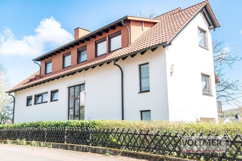 Immobilie in Schiffweiler - CHARAKTER - großzügige Maisonettewohnung mit zwei Garagen und Schwimmhalle in Schiffweiler! - Bild 0