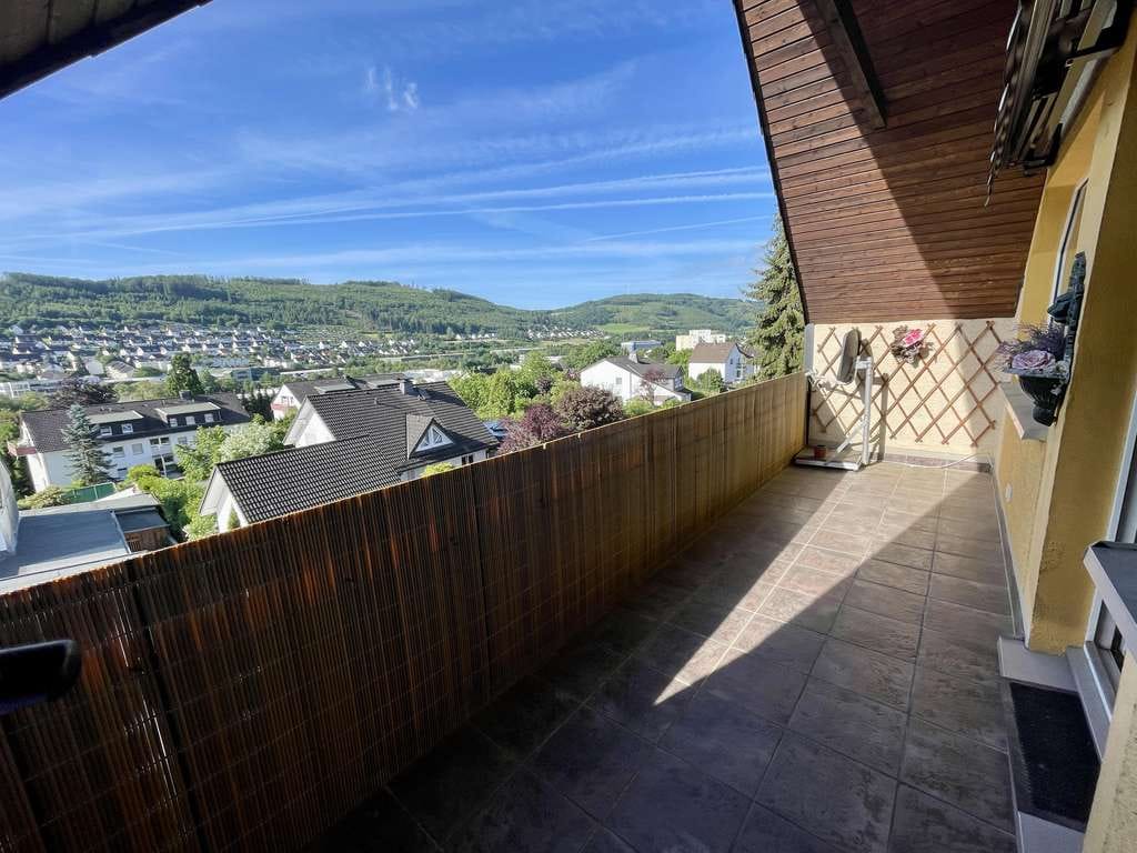Immobilie in Plettenberg - Gemütliche Dachgeschosswohnung mit Loggia und Keller in Plettenberg-Holthausen - Bild 1