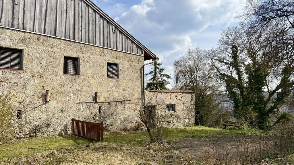 Immobilie in Burghausen - Denkmalgeschützter Einfirsthof  in schöner Lage über dem Steilufer der Salzach - Bild 4