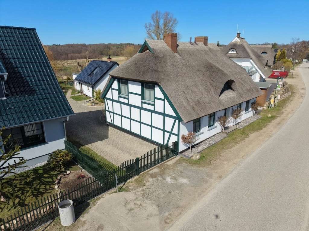 Immobilie in Putbus - Reetgedecktes Einfamilienhaus mit Nebengelass in Naturlage - Bild 1