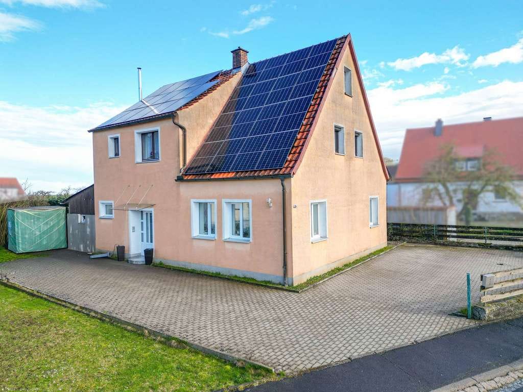 Immobilie in Geroldshausen - Charmantes Einfamilienhaus mit großem Garten und zusätzlichem Baupotenzial - Bild 2