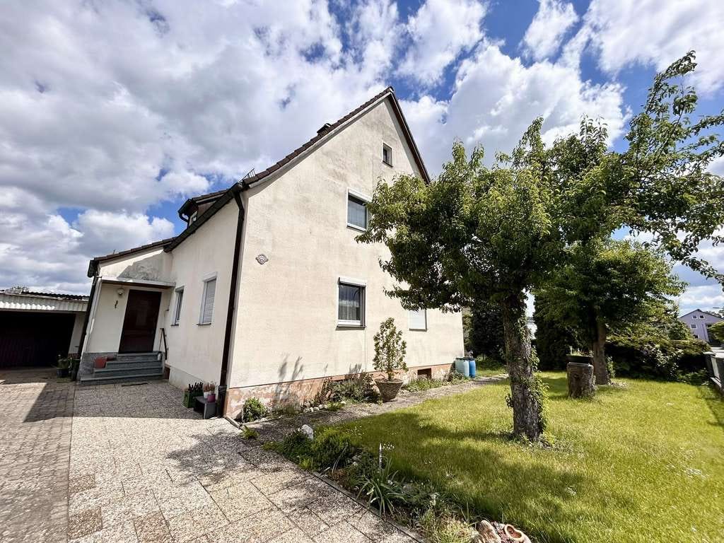 Immobilie in Weiden in der Oberpfalz - PROVISIONSFREI: Gut geschnittenes Ein-/Zweifamilienhaus mit viel Potenzial in beliebter Wohnlage - Bild 0