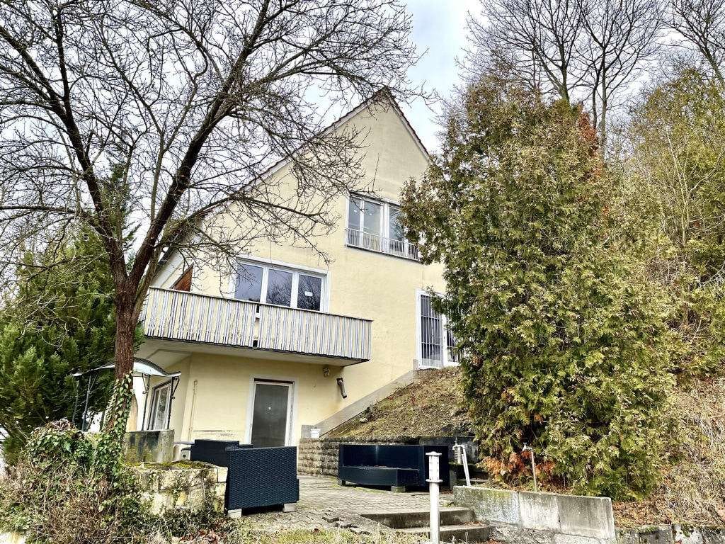 Immobilie in Igersheim - Sehr großzügiges Wohnhaus in ruhiger Lage mit viel Aussicht - Bild 1