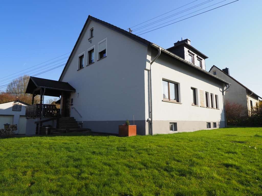 Immobilie in Ransbach-Baumbach - Attraktives Zweifamilienhaus mit ansprechender Grundstücksfläche - Bild 1