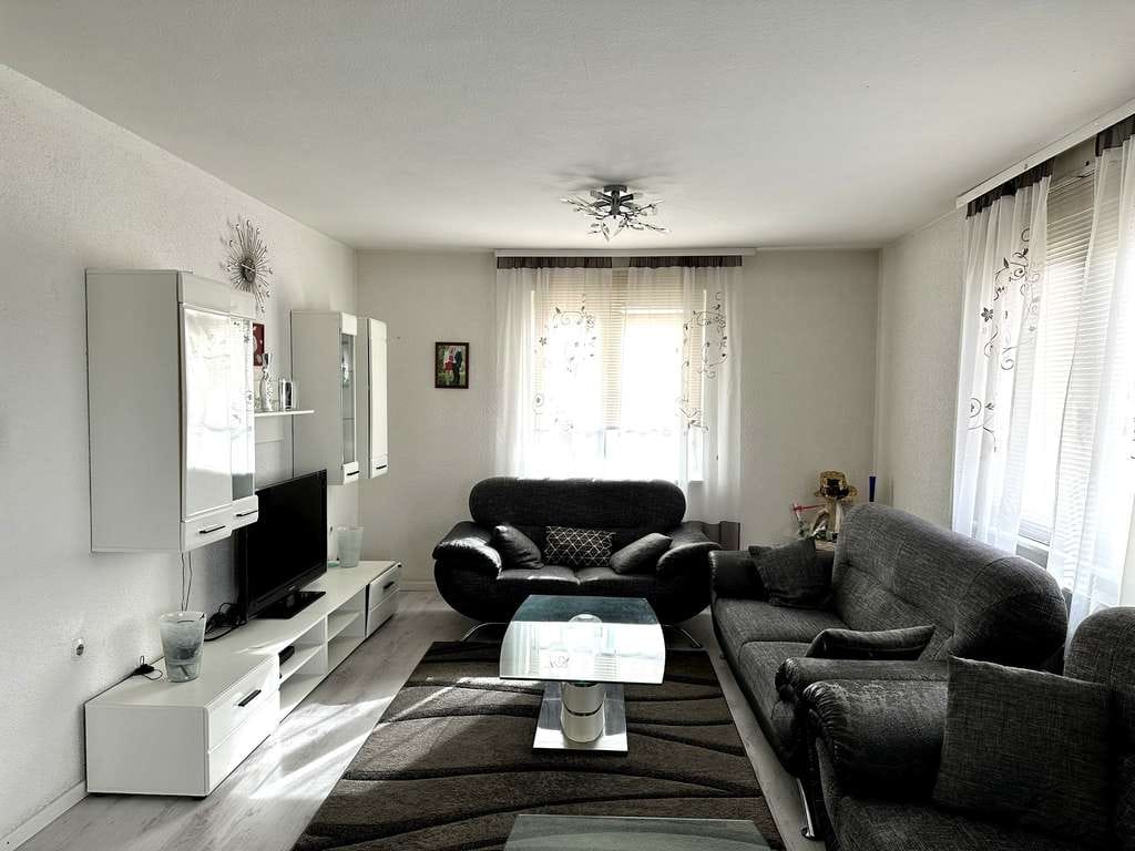 Immobilie in Schramberg - Großes Einfamilienhaus mit 4 Schlafzimmern, Balkon, Terrasse, Garten und Garage - Bild 1