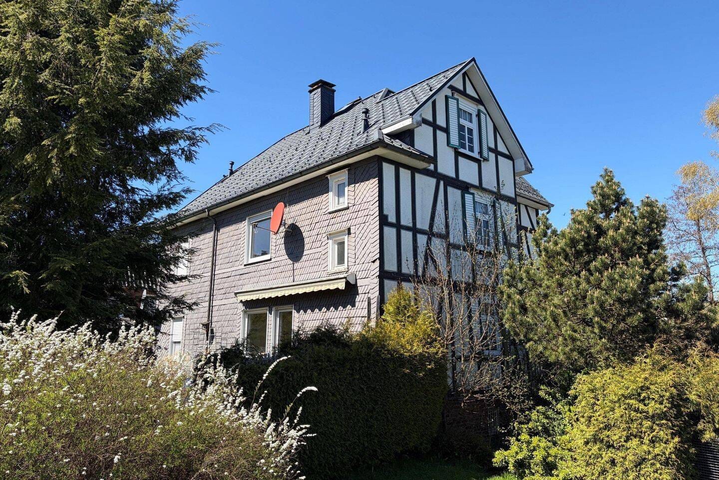 Immobilie in Erndtebrück - Zweifamilienhaus mit großzügigem Garten - Bild 1