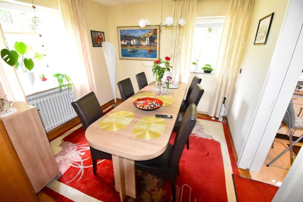 Immobilie in Bad Liebenzell - **Wohnen auf der Sonnenseite**Großzügiges Einfamilienhaus mit Einliegerwohnung in Waldrandlage** - Bild 2
