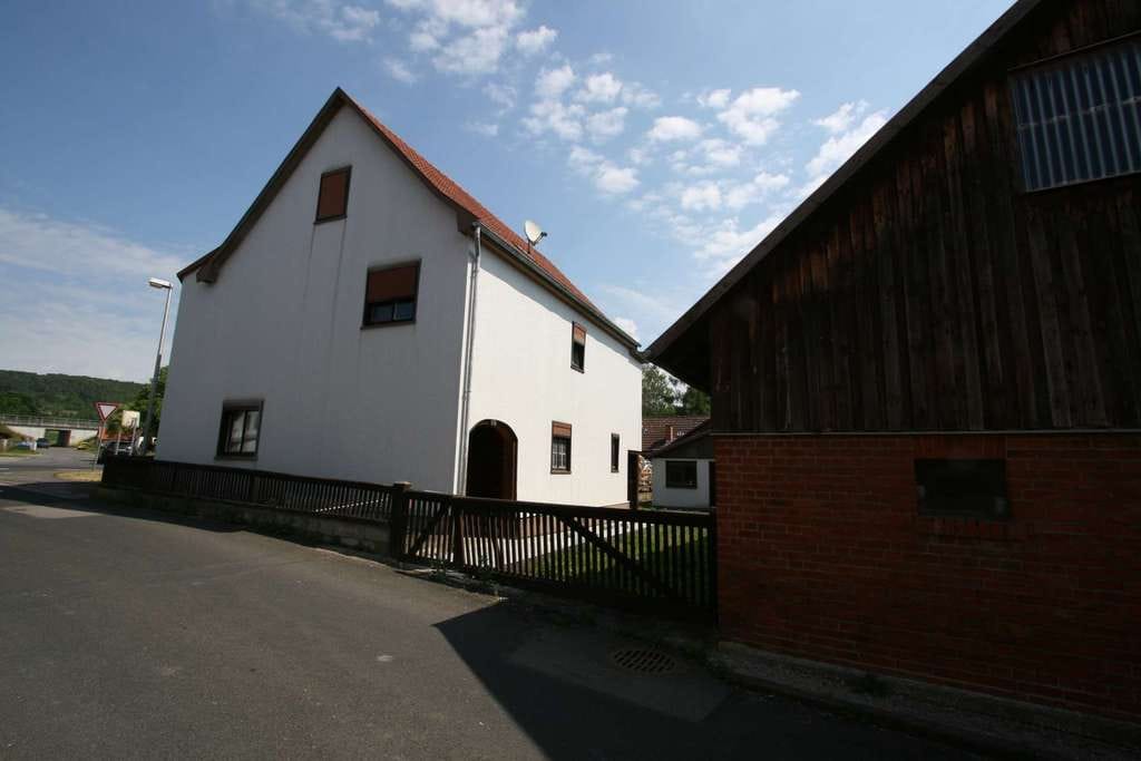 Immobilie in Grabfeld - Einfamilienhaus mit Nebengebäuden in Nordheim - Bild 1
